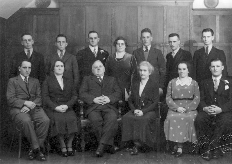 Newhouse Family Group.JPG - The Newhouse family of Skirbeck.   c 1930'sNorman - George - Tom - Nellie ( b 1911) - Edward - John - William  Richard ( Dick) - Ella - Mr & Mrs Newhouse ( Granda & Grandma )  - Alice  - Arthur